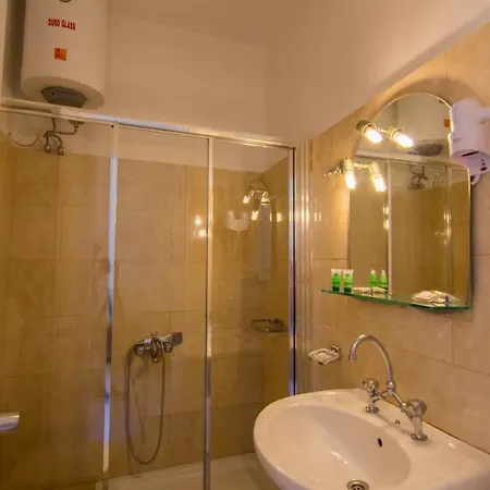 فندق Halaris إرموبولّي